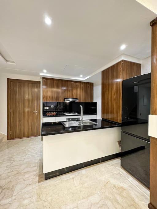Spacious Duplex With Pool Near M Avenue *